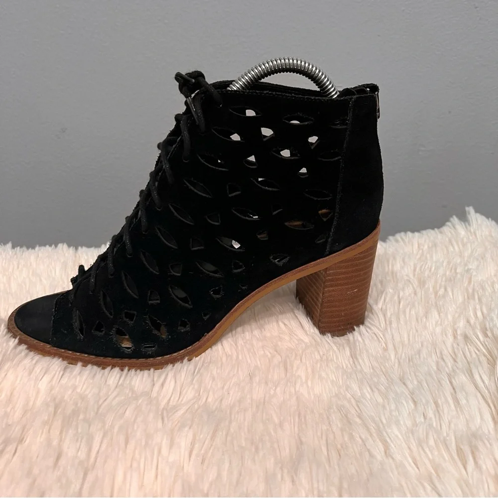 Gianni Bini cut-off‎ sandals size 8.5